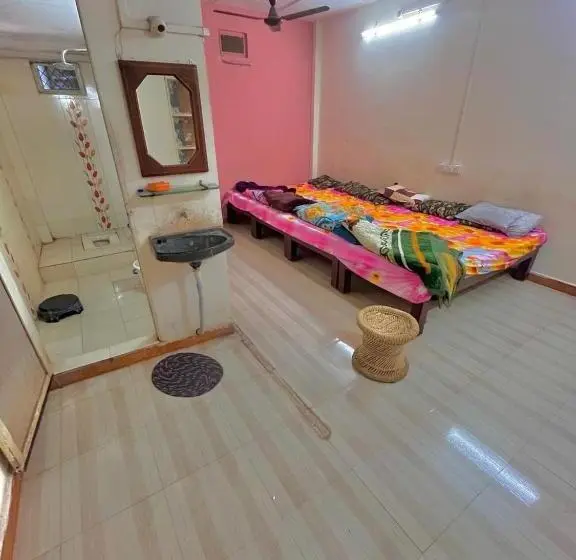 Standard Neljän Hengen Huone, Gouri Kripa Guest House