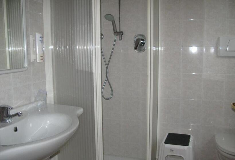 חדר אקונומי לארבעה, Alphotel Milano