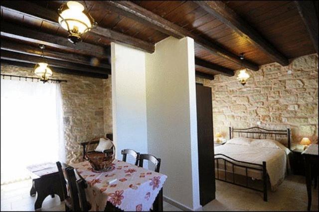 استودیوی استاندارد, Esperides Stone Houses