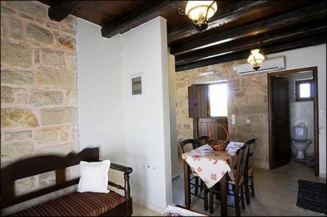 استودیوی استاندارد, Esperides Stone Houses