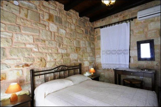 스탠다드 스튜디오, Esperides Stone Houses