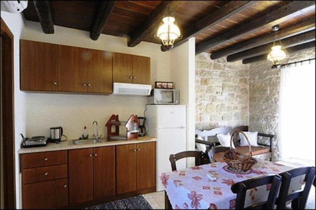 استودیوی استاندارد, Esperides Stone Houses