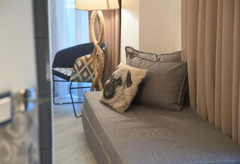 جناح جونيور مزوَّد بشرفة, Blue Bottle Boutique