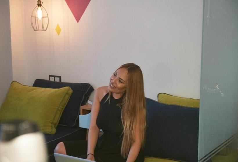 غرفة عائلية, Blue Bottle Boutique