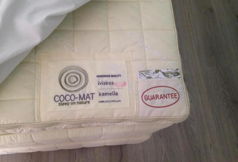 جناح جونيور مزوَّد بشرفة, Blue Bottle Boutique