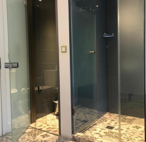 غرفة عائلية, Blue Bottle Boutique