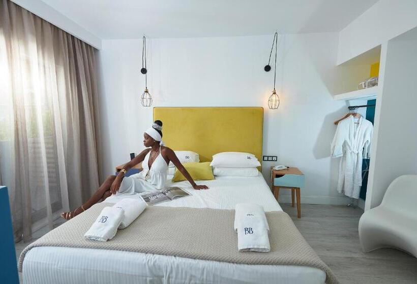 غرفة عائلية, Blue Bottle Boutique