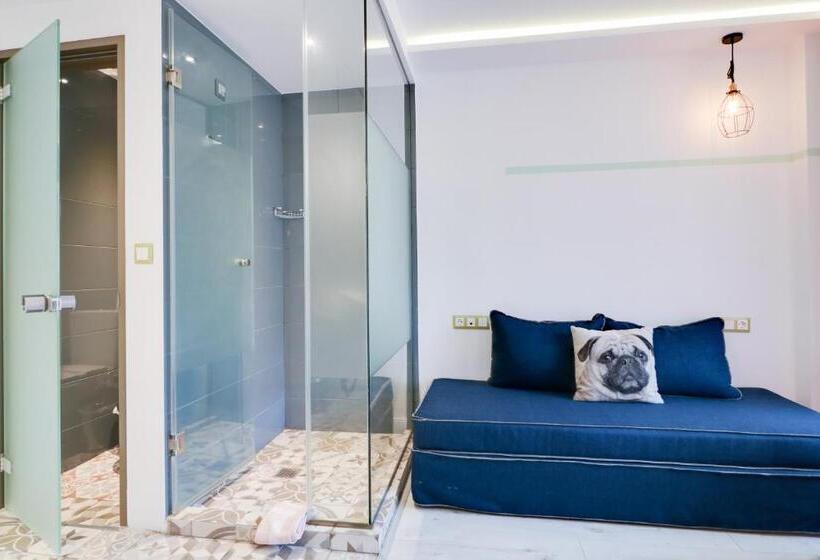 غرفة عائلية, Blue Bottle Boutique