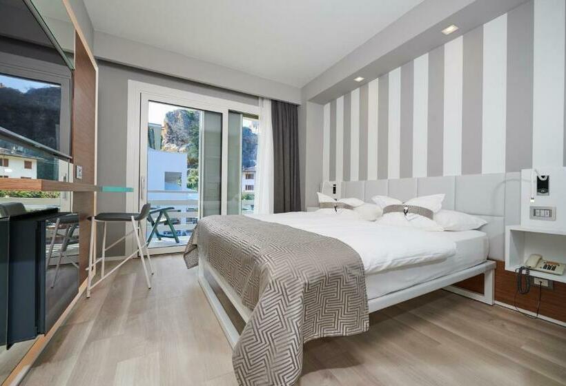 レイクビュースタンダードルーム, Castello Lake Front