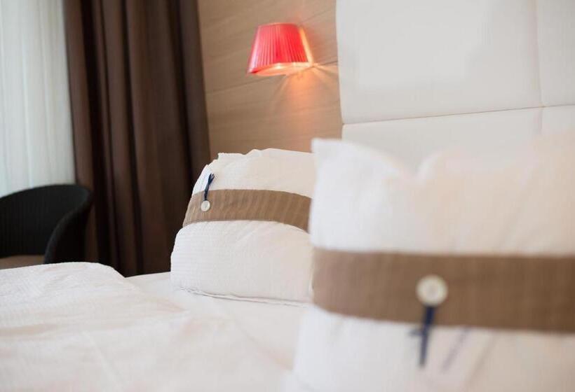 Suite with lake view, Castello Lake Front