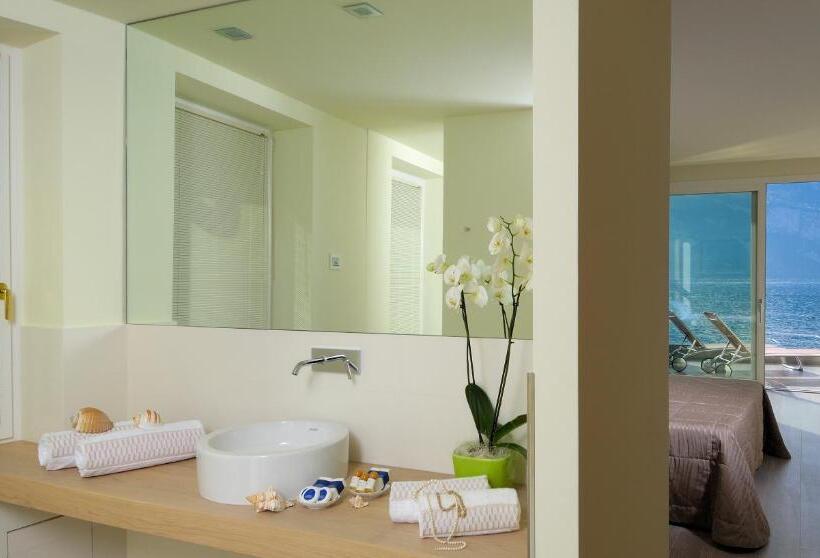 Suite with lake view, Castello Lake Front