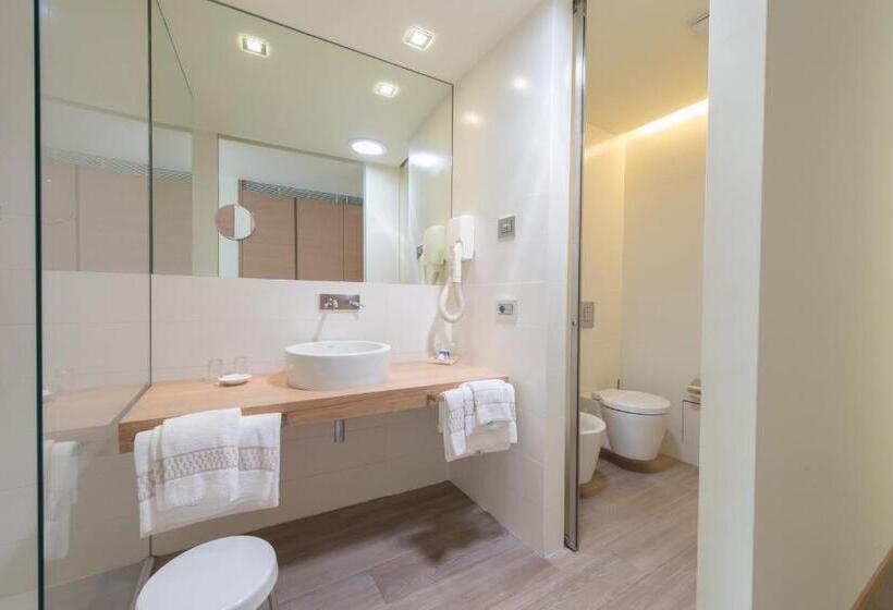 Suite with lake view, Castello Lake Front