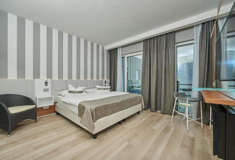 Номер Deluxe с Балконом, Castello Lake Front