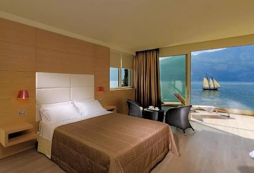 Suite with lake view, Castello Lake Front