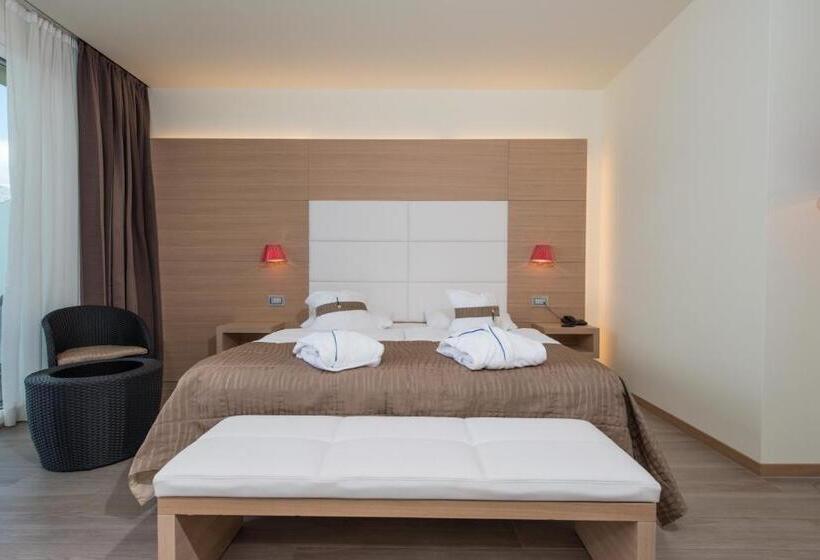 Suite with lake view, Castello Lake Front