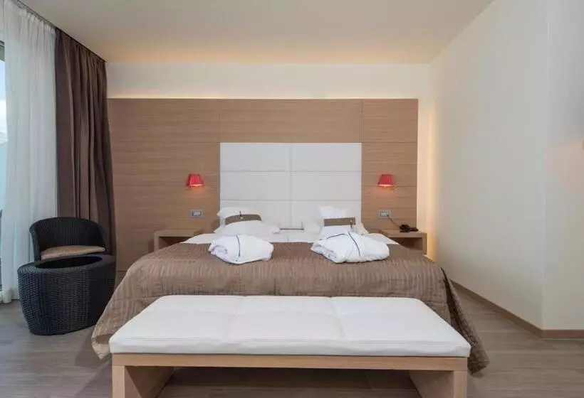 Suite with lake view, Castello Lake Front