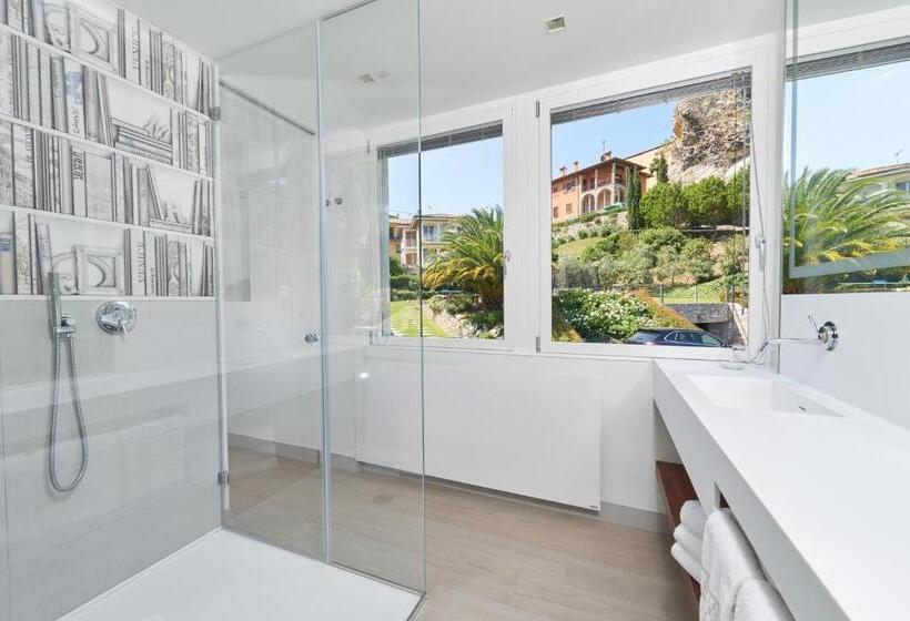 Suite with lake view, Castello Lake Front