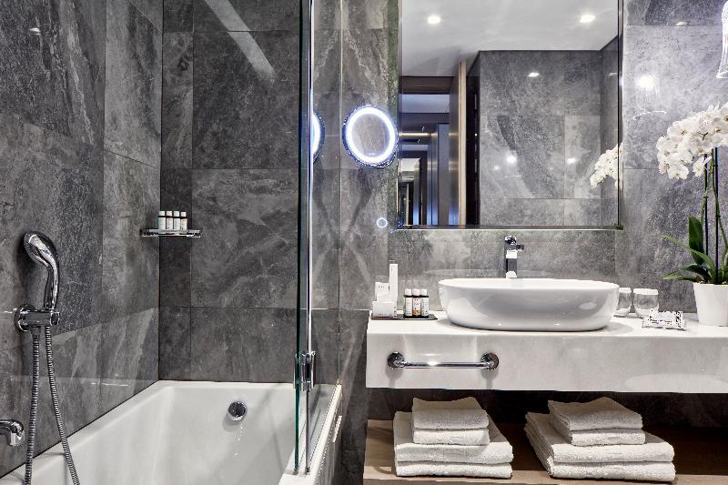 غرفة سوبيريور ثلاثية, Electra Metropolis