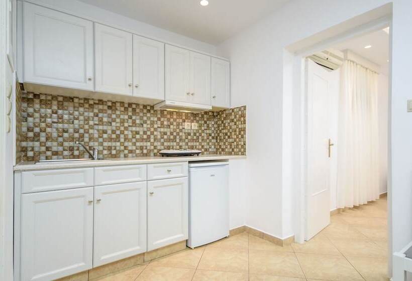 شقة غرفتين, Summer Memories