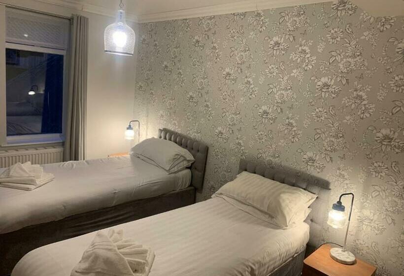 标准间, The Coach House