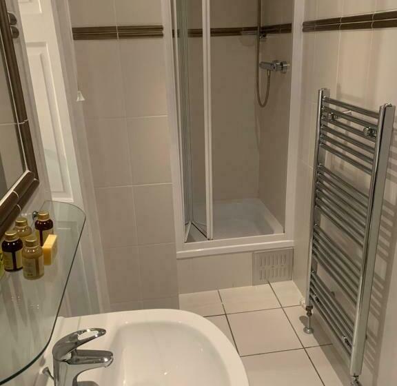 标准间, The Coach House