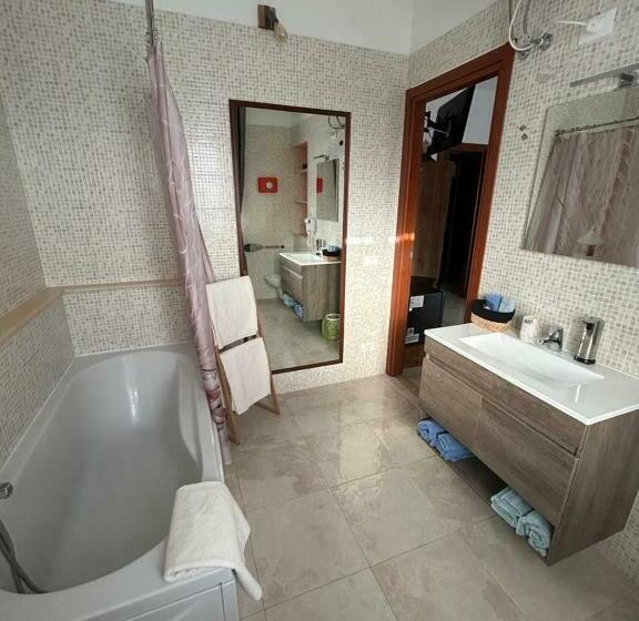 غرفة قياسية مزوَّدة بشُرفة, Triangolo Delle Bermuda B&b