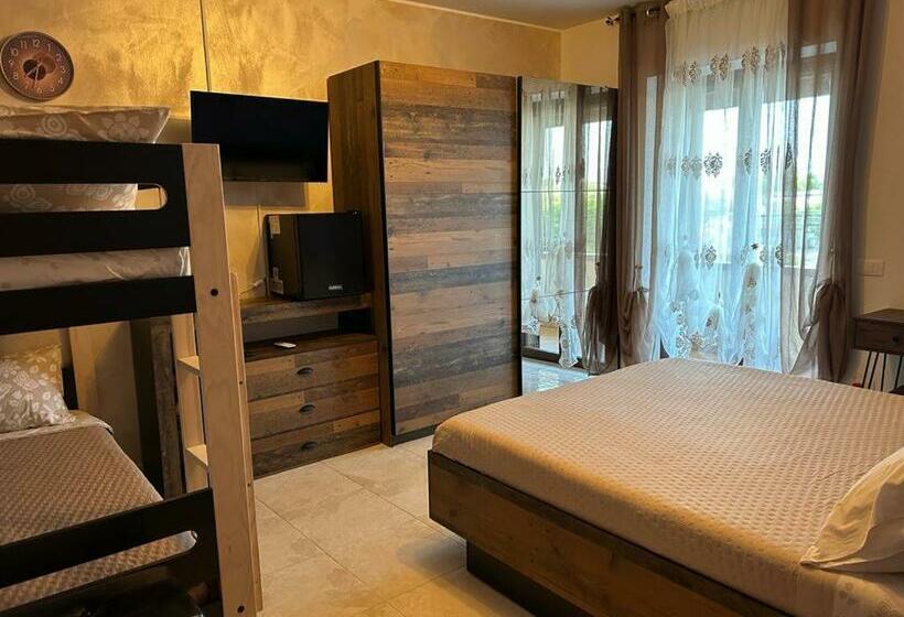 غرفة قياسية رباعية مزودة بشُرفة, Triangolo Delle Bermuda B&b