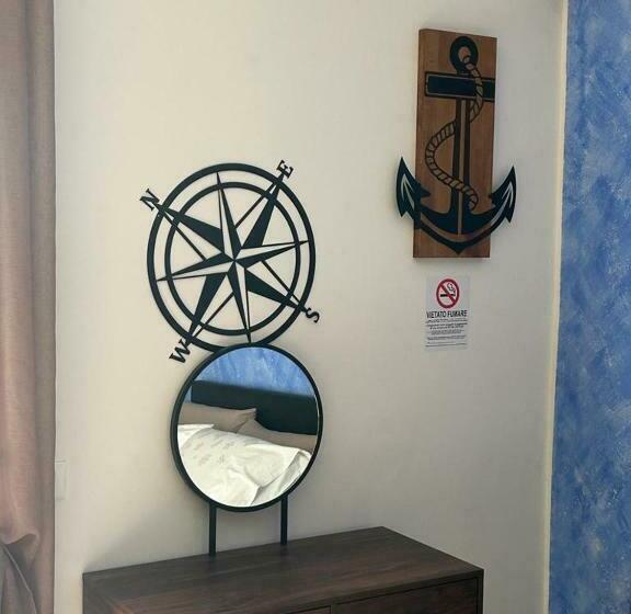 غرفة قياسية رباعية مزودة بشُرفة, Triangolo Delle Bermuda B&b