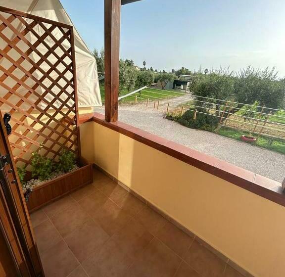 غرفة قياسية رباعية مزودة بشُرفة, Triangolo Delle Bermuda B&b