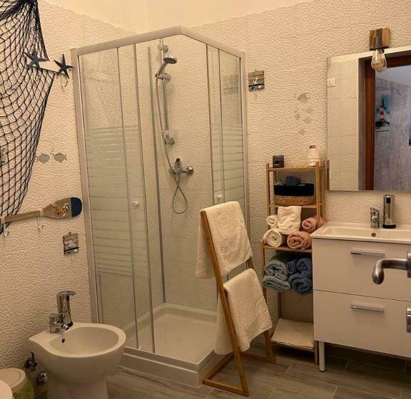 غرفة قياسية رباعية مزودة بشُرفة, Triangolo Delle Bermuda B&b