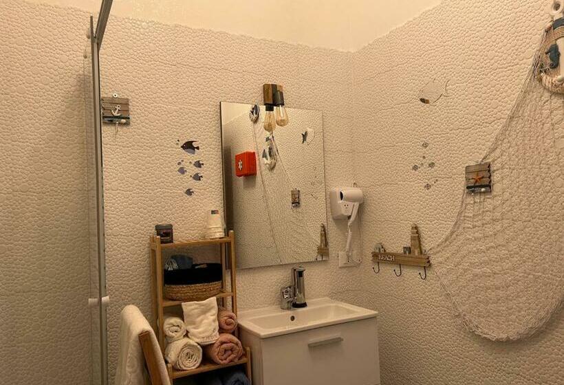 Четырехместный Номер Стандарт с Балконом, Triangolo Delle Bermuda B&b