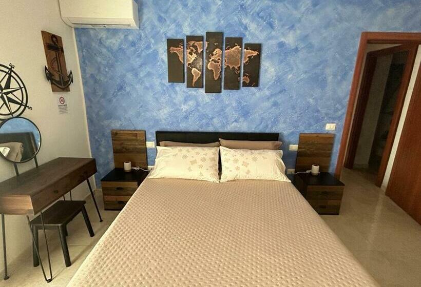 غرفة قياسية رباعية مزودة بشُرفة, Triangolo Delle Bermuda B&b