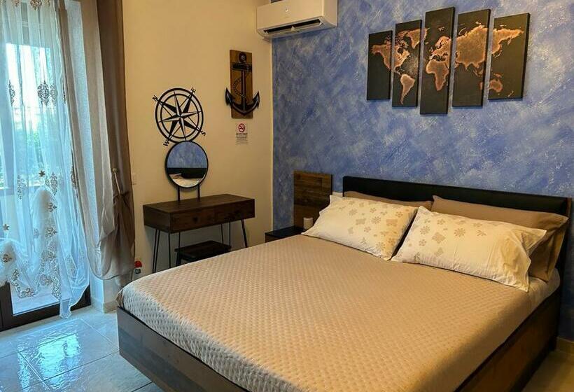 غرفة قياسية رباعية مزودة بشُرفة, Triangolo Delle Bermuda B&b