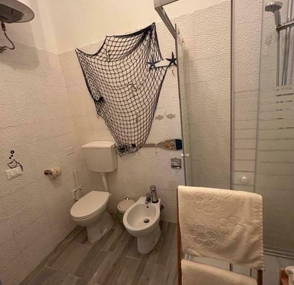 غرفة قياسية رباعية مزودة بشُرفة, Triangolo Delle Bermuda B&b