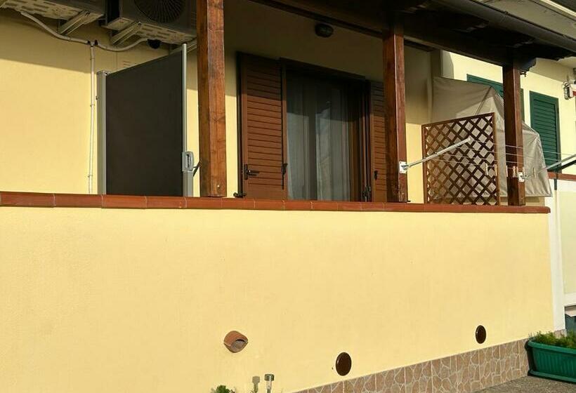 غرفة قياسية رباعية مزودة بشُرفة, Triangolo Delle Bermuda B&b