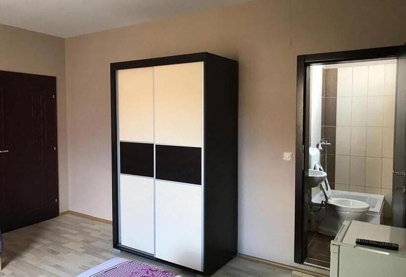 اتاق استاندارد سه نفره, Struga Rooms/dhoma/sobi