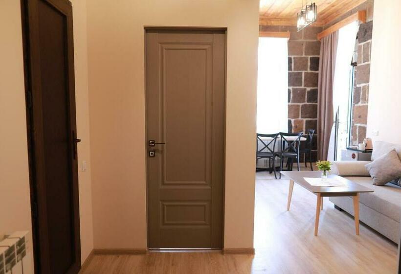 اتاق خانوادگی, Zero Guesthouse