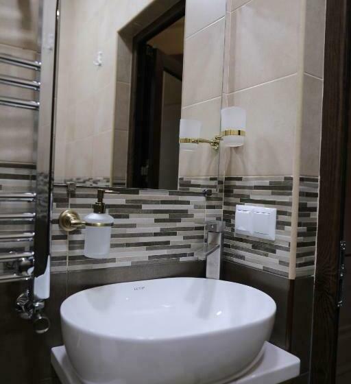 اتاق خانوادگی, Zero Guesthouse