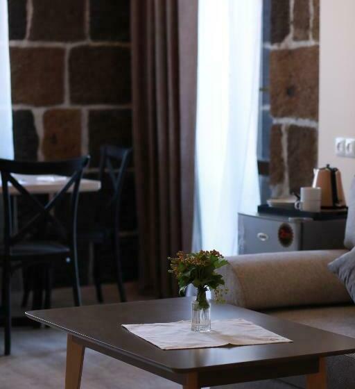 اتاق خانوادگی, Zero Guesthouse