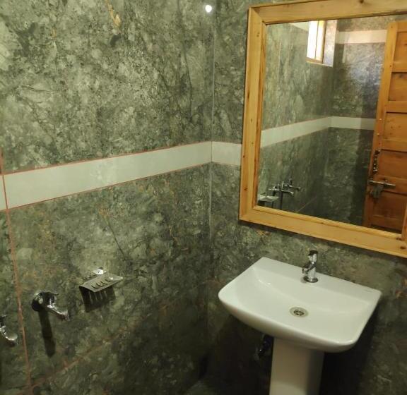 מיטה בחדר משותף, Cm Palace Pure Vegetarian