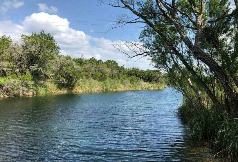 スタンダードルーム, Rockin  B Ranch Bluff House