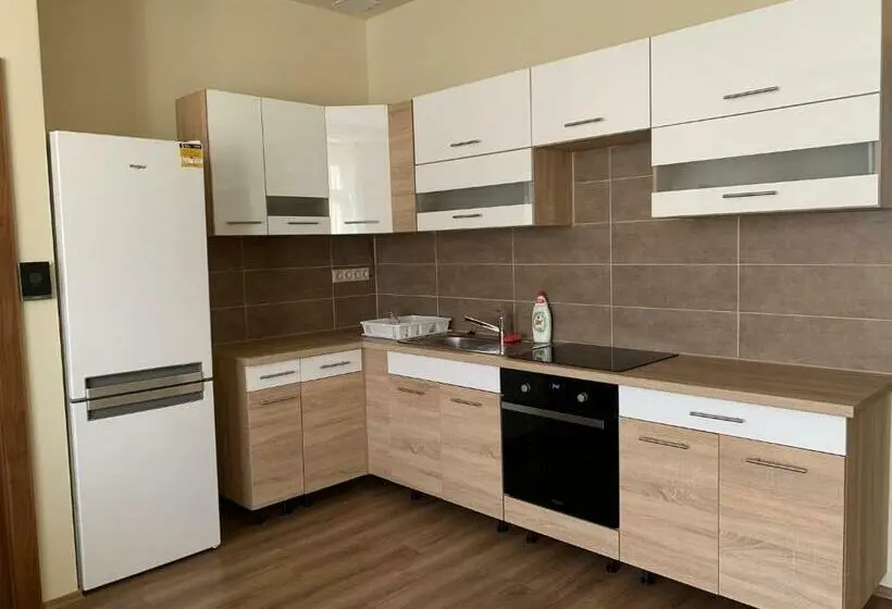 Standard Neljän Hengen Huone Jaettu Kylpyhuone, Mayer Vendégház