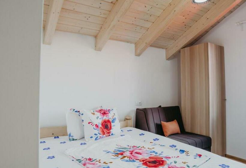 家庭间, Pensiunea Suzanne Băile Figa