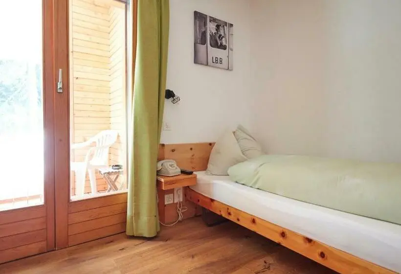 Economy Yhden Hengen Huone, Waldhaus