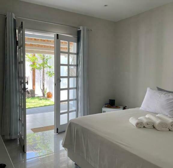 اتاق لوکس, Charlotte House