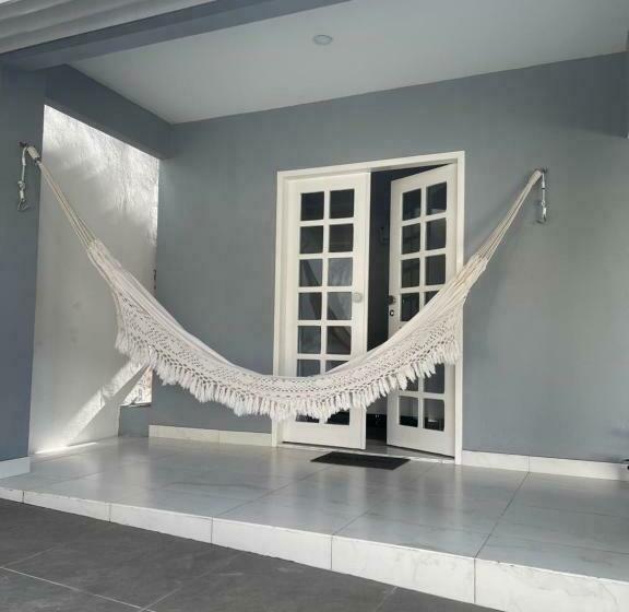 اتاق لوکس, Charlotte House