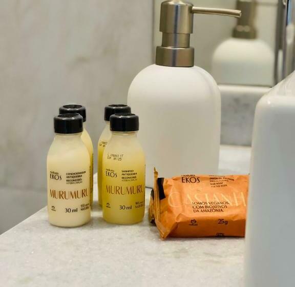 اتاق لوکس, Charlotte House