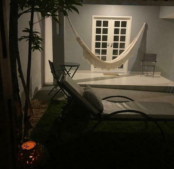 اتاق لوکس, Charlotte House