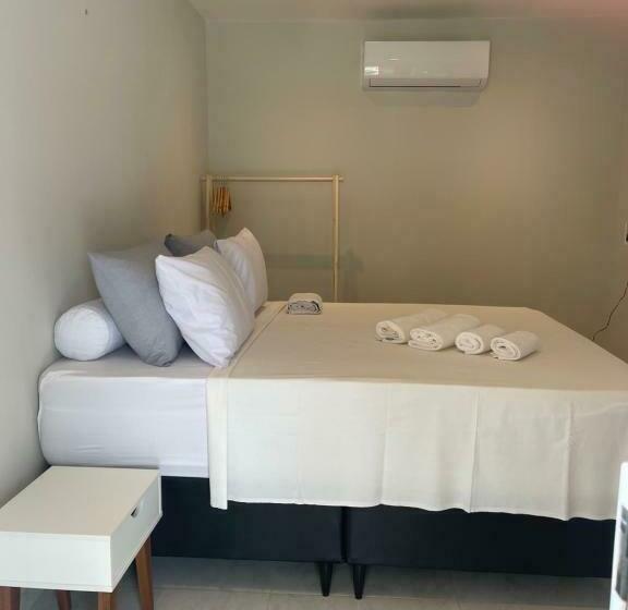 اتاق لوکس, Charlotte House