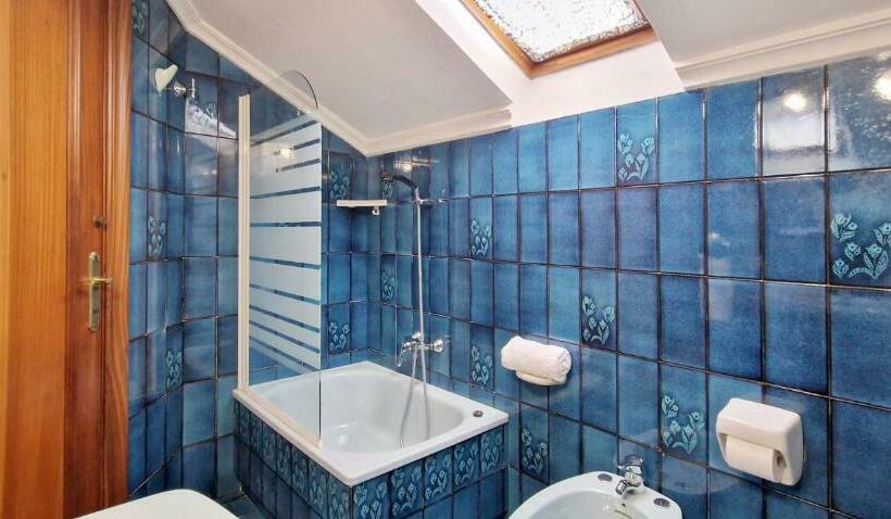 חדר משפחתי, Cosma House